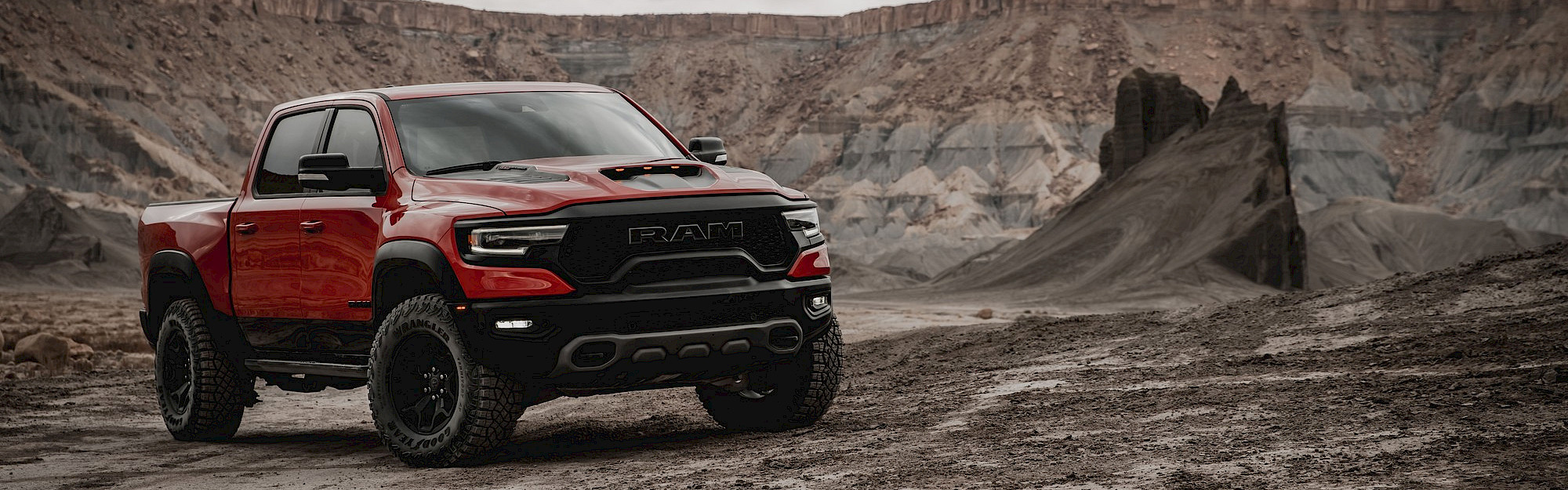 RAM TRX modell áll a sivatagban