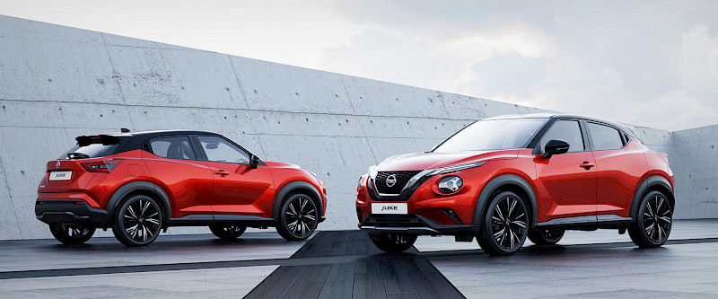 Két Nissan Juke áll a téren