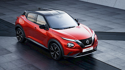 Nissan Juke áll a téren
