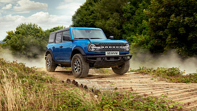 Ford Bronco halad a földes úton