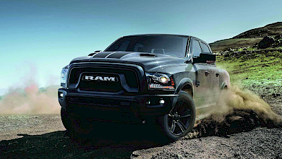 RAM 1500 halad a földes úton