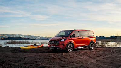 Ford Tourneo Custom áll a vízparton