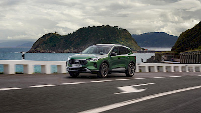 Ford Kuga halad az úton