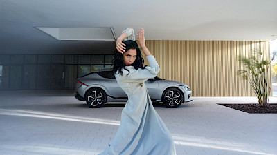 Nő áll a KIA EV6 előtt