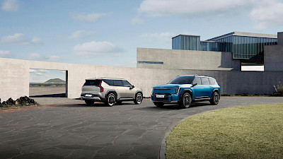 Két KIA EV9 áll egy modern épület előtt