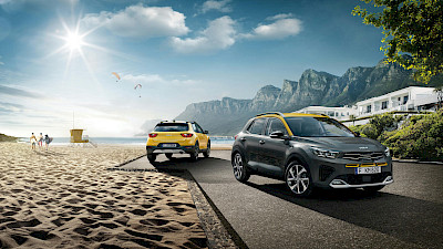 Két Kia Stonic áll a tengerparton