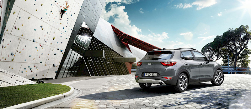 Kia Stonic áll egy modern épület előtt