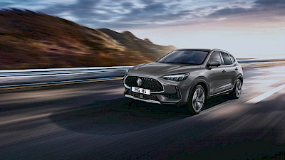 MG HS halad az úton