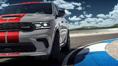Dodge Durango halad a versenypályán