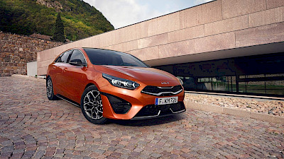Kia ProCeed GT áll egy épület mellett