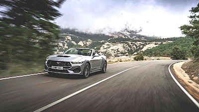 Ford Mustang halad az úton