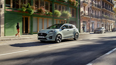 Ford Puma halad a városban