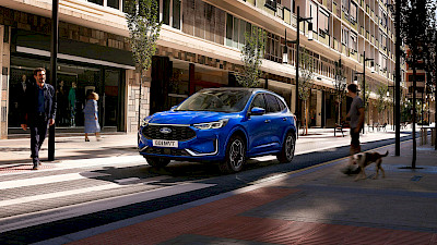 Ford Kuga halad a városban