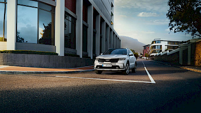 Kia Sorento halad a városban