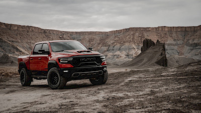 RAM TRX modell áll a sivatagban