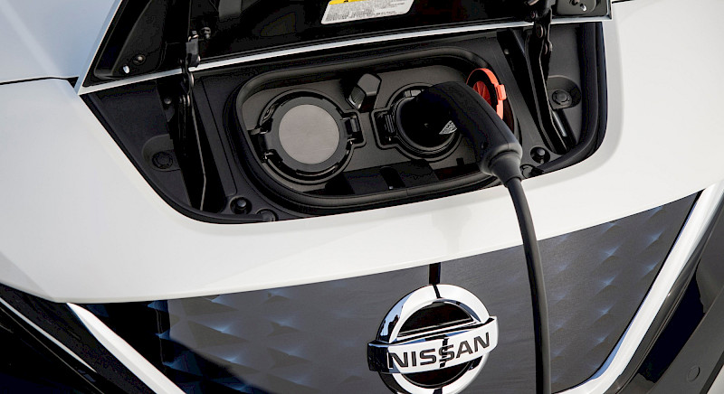 Nissan Leaf modell töltődik