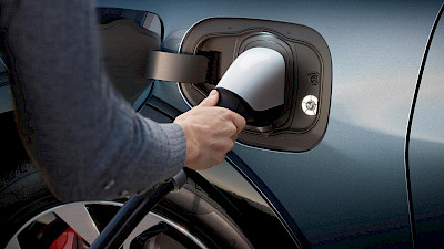 Ford Mustang Mach-E modelltt töltőre helyeznek