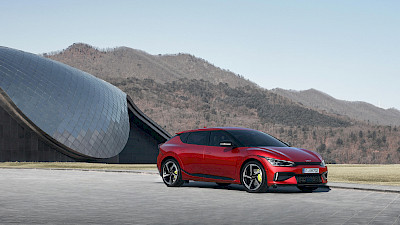 Kia EV6 parkol a modern épületkomplexum előtt