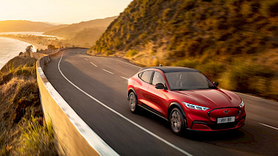 Ford Mustang Mach-E halad a tengerparti szerpentínen