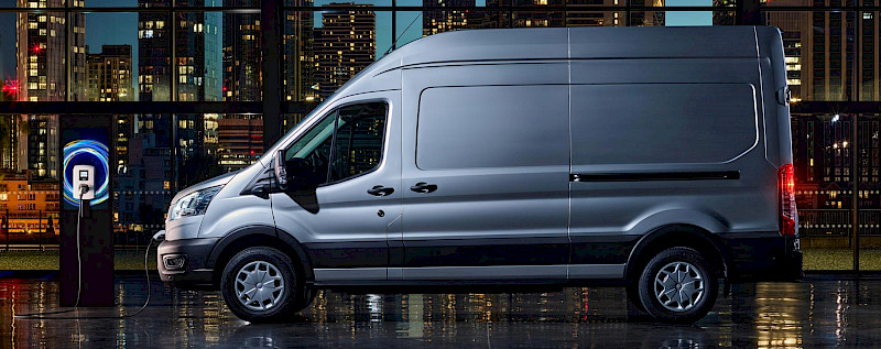 Ford E-Transit töltődik a bemutató teremben