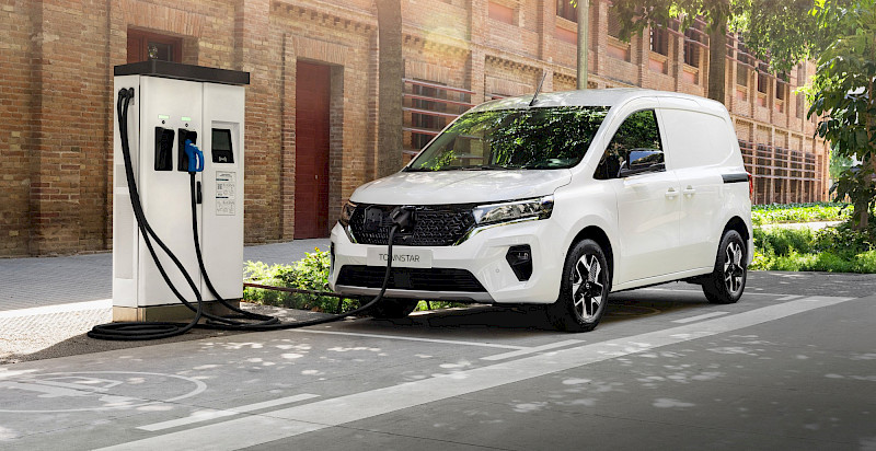 Nissan Townstar Van EV modell töltődik a raktárépület előtt