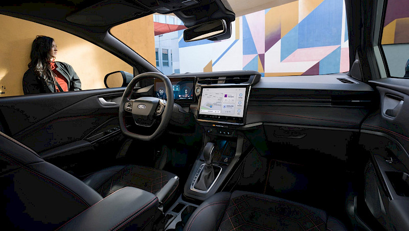 Ford Puma modell belső tér, műszerfal, kormány és nő a háttérben