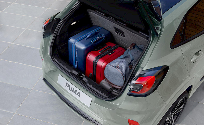 Ford Puma modell csomagtartójában sorakoznak a bőröndök