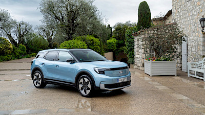 Ford Explorer modell áll a kerti parkolóban