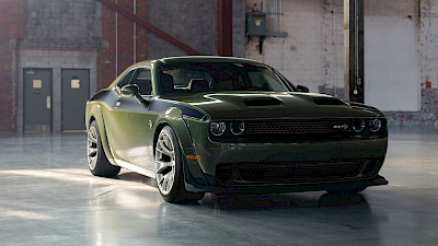 Dodge Challanger Hellcat Jailbreak modell parkol a hangárban