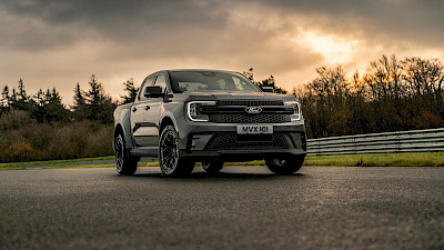 Ford Ranger MS-RT áll a versenypályán