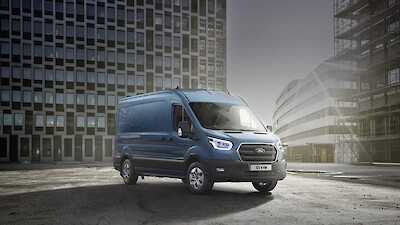 Ford Transit modell áll az irodaépületek előtt