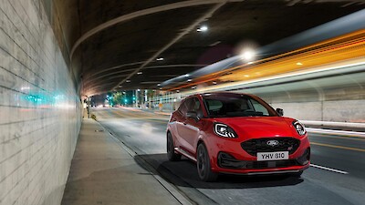 Ford Puma halad az alagútban