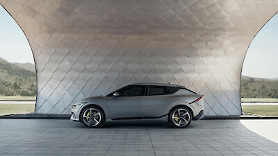 Kia EV6 áll a modern épület alatt