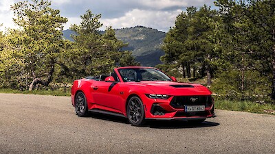 Ford Mustang Convertible áll a hegyvidéki úton