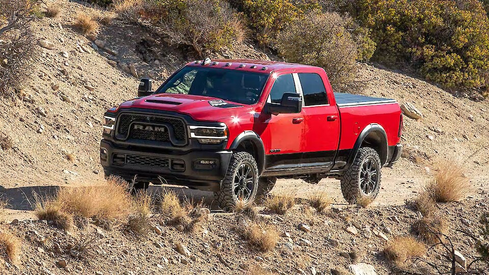 RAM 1500 halad a földes úton