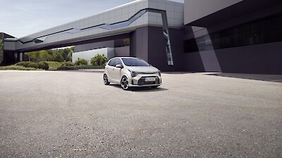 Kia Picanto áll a modern épület előtt