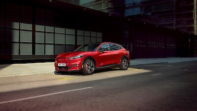 Ford Mustang Mach-E parkol a városban