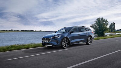 Ford Focus halad az úton