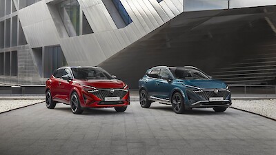 Új Nissan Qashqai modellek állnak a modern épület előtt