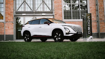 Omoda 5 parkol a Millenáris parkban