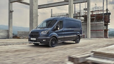 Ford Transit halad az építkezésen