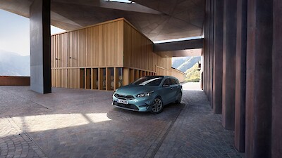 Kia Ceed kombi áll a betonfal előtt