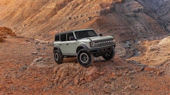Ford Bronco áll a szikla tetején