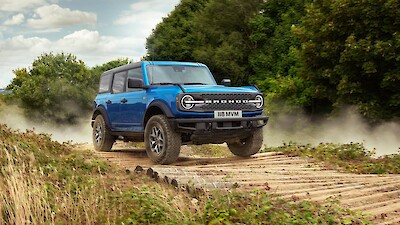 Ford Bronco halad a farönkös úton