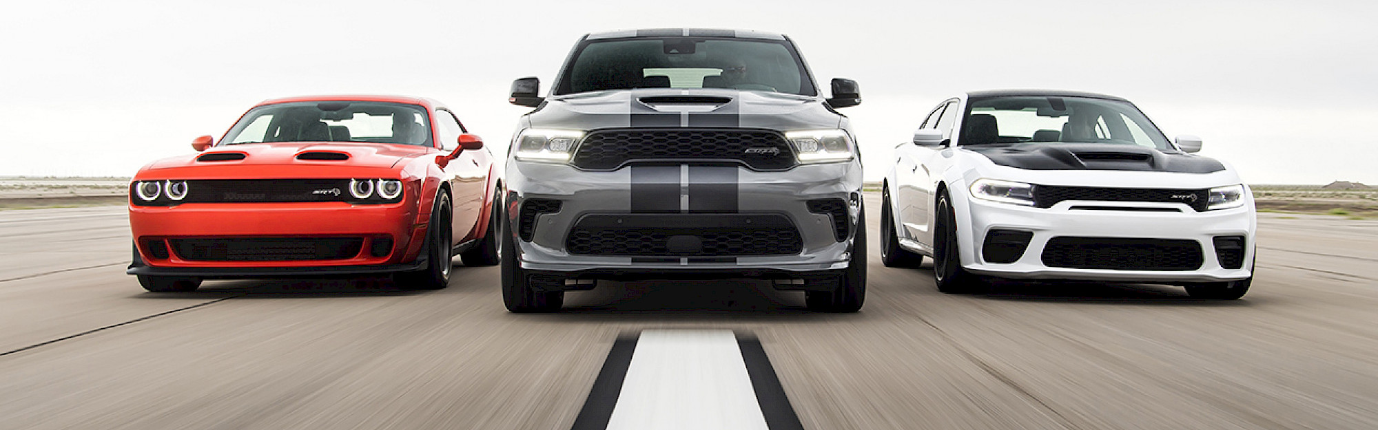 Dodge Challenger, Durango és Charger modellek haladnak a versenypályán