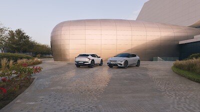 Kia EV6 modellek állnak a modern épület előtt
