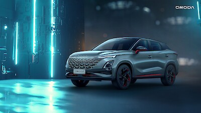 Omoda 5 áll a futurisztikus fal előtt