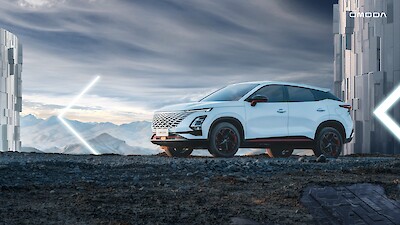 Omoda 5 áll a murvás terepen