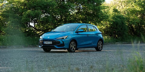 MG3 modell áll a zöldellő fák szegélyezte úton