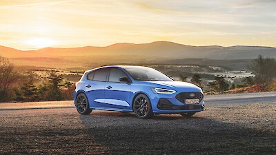 Ford Focus ST áll a naplementében